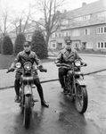 104738 Afbeelding van twee agenten van de Utrechtse verkeerspolitie op Harley Davidson motoren. Op de achtergrond een ...